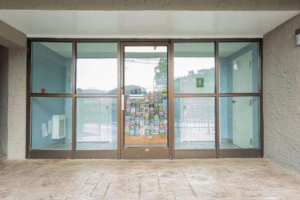 Family Bear Condos, Full King Suite, Kitchen, Pool Access Unit 103 Гатлинбург Экстерьер фото